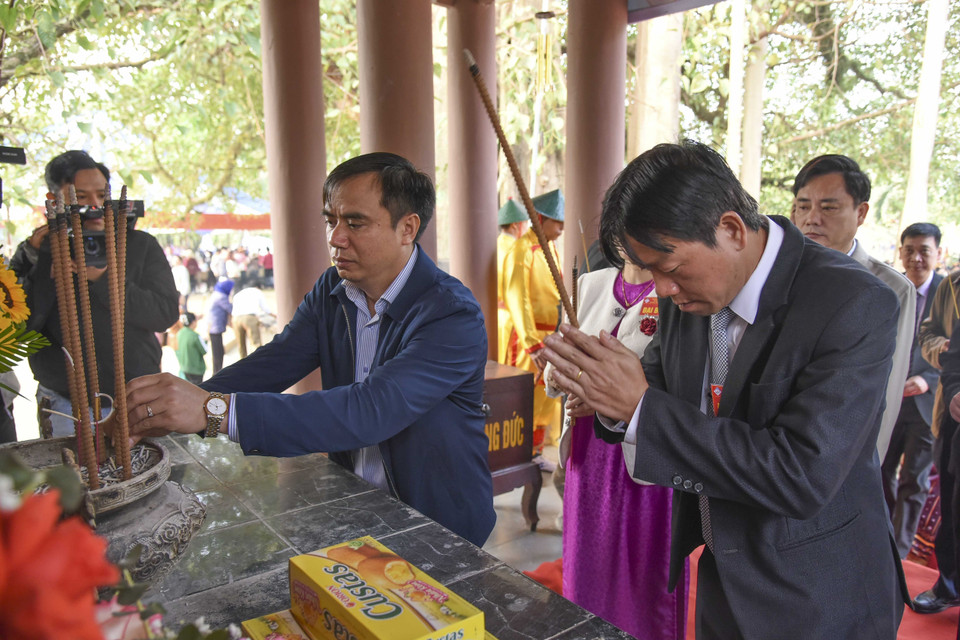 Đại biểu dâng hương tưởng niệm 254 ngày mất của Tướng Hoàng Công Chất. (Ảnh: Xuân Tư/TTXVN)