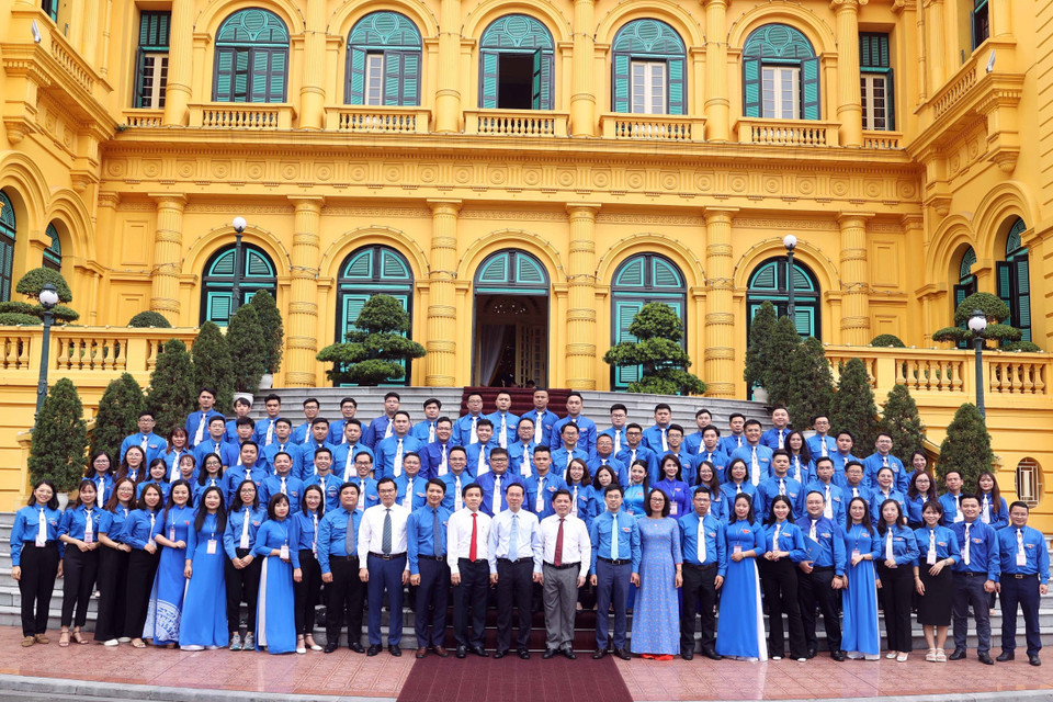 Hình ảnh Chủ tịch nước Võ Văn Thưởng chụp ảnh chung với các đại biểu. (Ảnh: Thống Nhất/TTXVN)