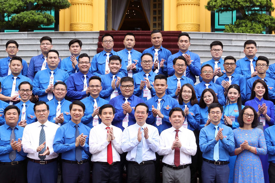 Chủ tịch nước Võ Văn Thưởng chụp ảnh chung với các đại biểu. (Ảnh: Thống Nhất/TTXVN)