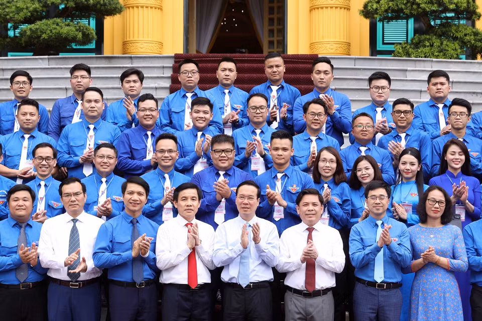 Chủ tịch nước Võ Văn Thưởng chụp ảnh chung với các đại biểu. (Ảnh: Thống Nhất/TTXVN)
