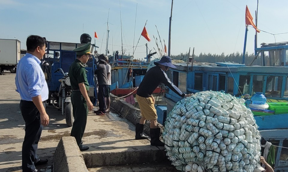 Đại diện Trạm Biên phòng Bình Châu và Ban quản lý cảng cá Bến Lội - Bình Châu tuyên truyền nhắc nhở ngư dân trước khi ra khơi, khi đánh bắt phải thực hiện đánh bắt đúng theo quy định, mở thiết bị giám sát hành trình, ghi nhật ký khai thác. (Ảnh: Hoàng Nhị/TTXVN)