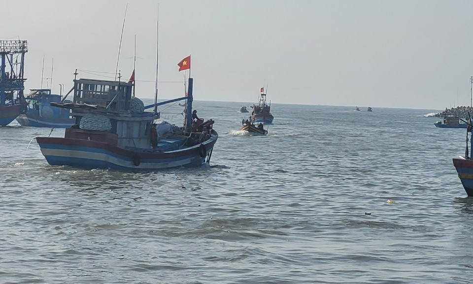 Tàu cá của ngư dân xã Bình Châu, huyện Xuyên Mộc ra khơi đánh bắt chuyến biển đầu năm. (Ảnh: Hoàng Nhị/TTXVN)