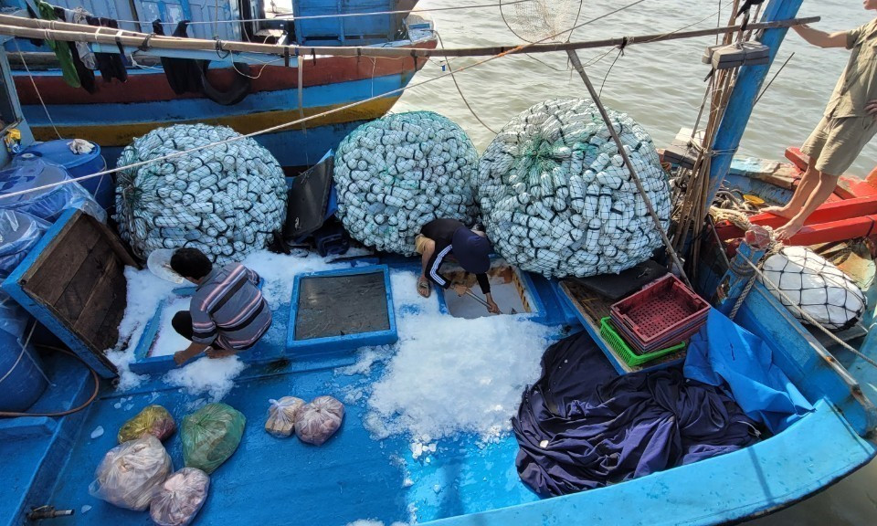 Ngư dân hành nghề câu mực của xã Bình Châu, huyện Xuyên Mộc chuẩn bị nhu yếu phẩm, đá, ngư lưới cụ để chuẩn bị xuất bến. (Ảnh: Hoàng Nhị/TTXVN)