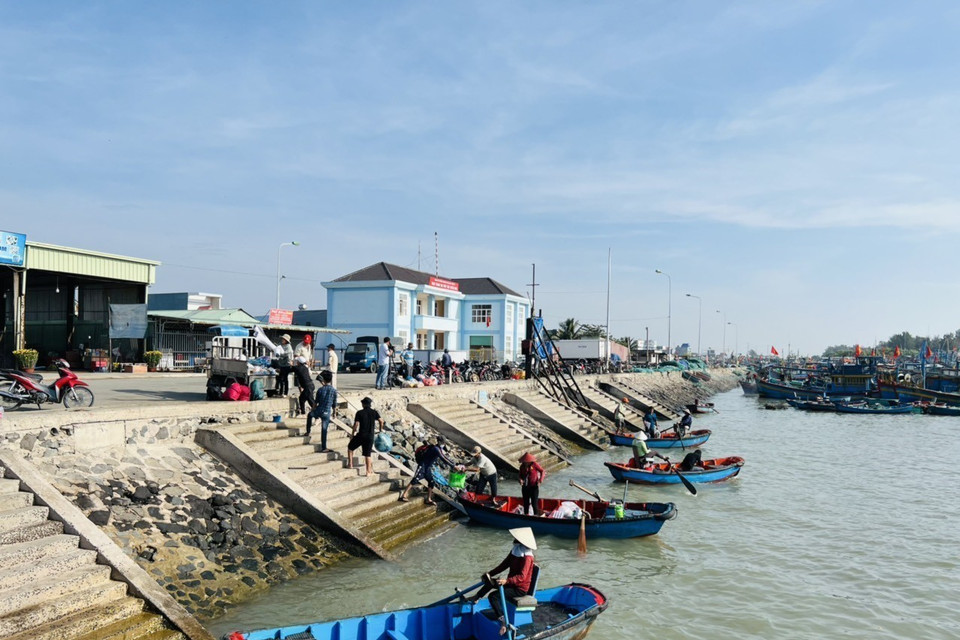 Ngư dân xã Bình Châu, huyện Xuyên Mộc vận chuyển nhu yếu phẩm xuống các con đò nhỏ để đưa lên các tàu đang đậu ở xa bờ, chuẩn bị cho chuyến biển đầu năm ra khơi. (Ảnh: Hoàng Nhị/TTXVN)