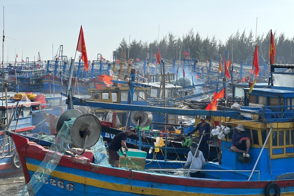 Tàu lưới rập của ngư dân xã Bình Châu, huyện Xuyên Mộc chuẩn bị cho chuyến ra khơi đánh bắt đầu năm. (Ảnh: Hoàng Nhị/TTXVN)