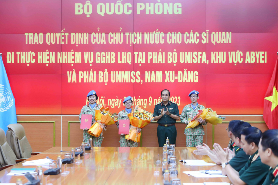 Chiều 25/9/2023, tại Hà Nội, Bộ Quốc phòng tổ chức Lễ trao Quyết định của Chủ tịch nước cho các sỹ quan đi thực hiện nhiệm vụ Gìn giữ Hòa bình Liên hợp quốc tại Phái bộ UNISFA, UNMISS, khu vực Abyei, Nam Sudan. (Ảnh: An Đăng/TTXVN)