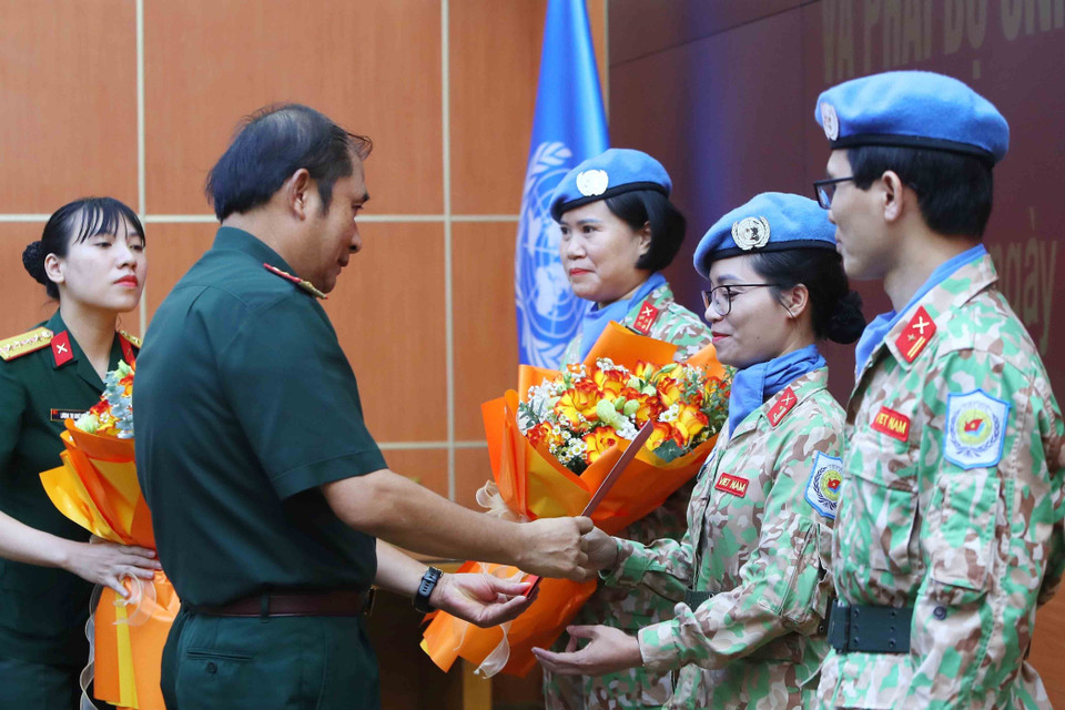 Thượng tướng Phùng Sĩ Tấn, Phó Tổng Tham mưu trưởng Quân đội Nhân dân Việt Nam động viên các sỹ quan lên đường làm nhiệm vụ. (Ảnh: An Đăng/TTXVN)