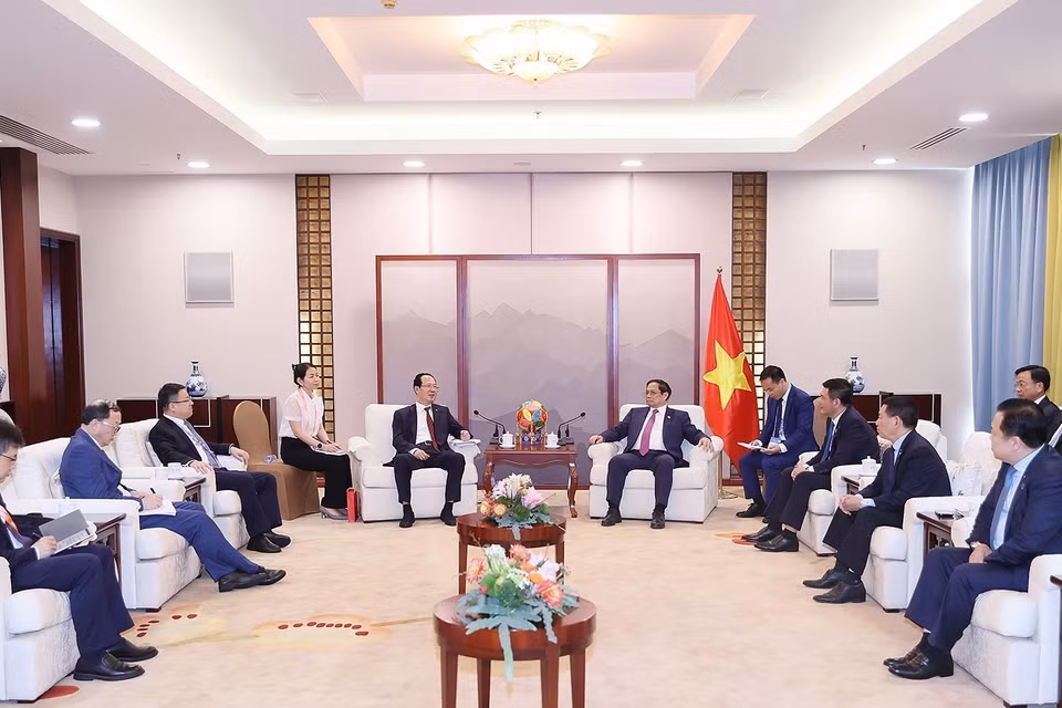 Thủ tướng Phạm Minh Chính tiếp ông Vương Tiểu Quân, Phó Tổng Giám đốc Tập đoàn Xây dựng Điện lực Trung Quốc. (Ảnh: Dương Giang/TTXVN)