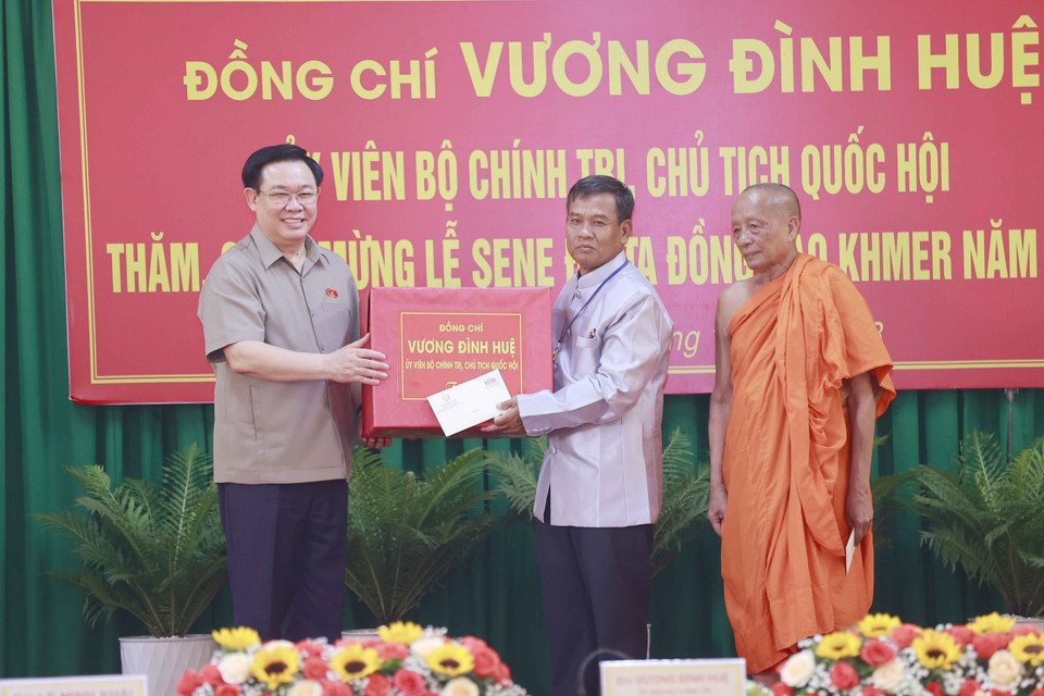 Chủ tịch Quốc hội Vương Đình Huệ tặng quà Trường Bổ túc Văn hóa Pali Trung cấp Nam bộ. (Ảnh: Doãn Tấn/TTXVN)