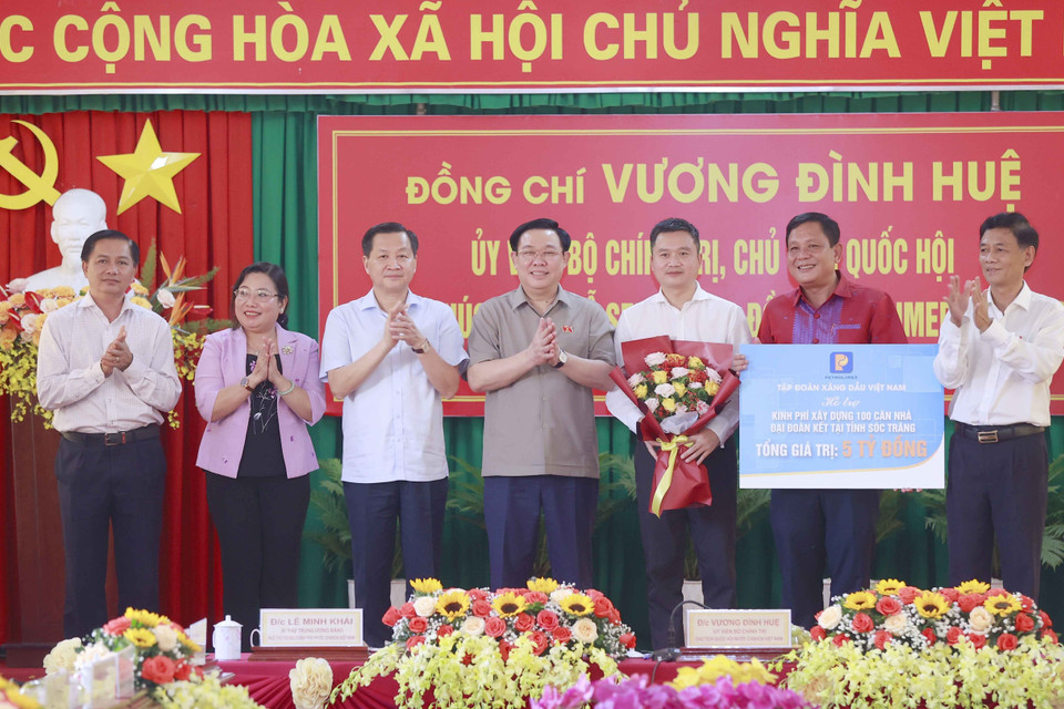 Chủ tịch Quốc hội Vương Đình Huệ chứng kiến Tập đoàn Xăng dầu Việt Nam trao 5 tỷ đồng hỗ trợ kinh phí xây 100 căn nhà đại đoàn kết tại tỉnh Sóc Trăng. (Ảnh: Doãn Tấn/TTXVN)