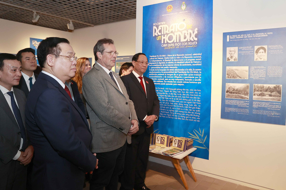 Hình ảnh Chủ tịch Quốc hội Vương Đình Huệ tham quan Triển lãm ảnh Hồ Chí Minh - Chân dung một con người. (Ảnh: Doãn Tấn/TTXVN)