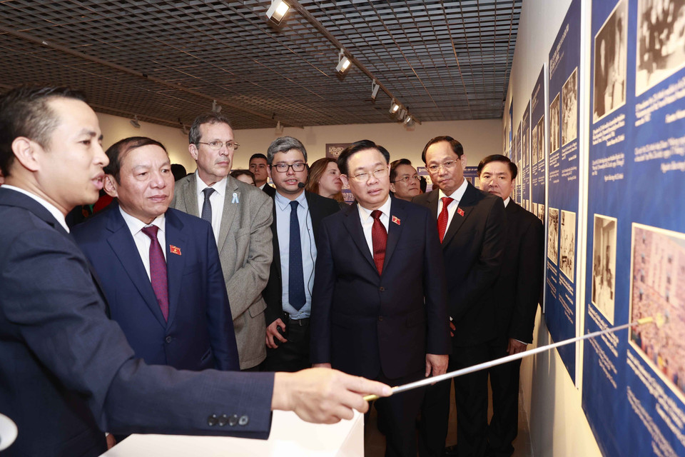 Chủ tịch Quốc hội Vương Đình Huệ tham quan Triển lãm ảnh Hồ Chí Minh - Chân dung một con người. (Ảnh: Doãn Tấn/TTXVN)