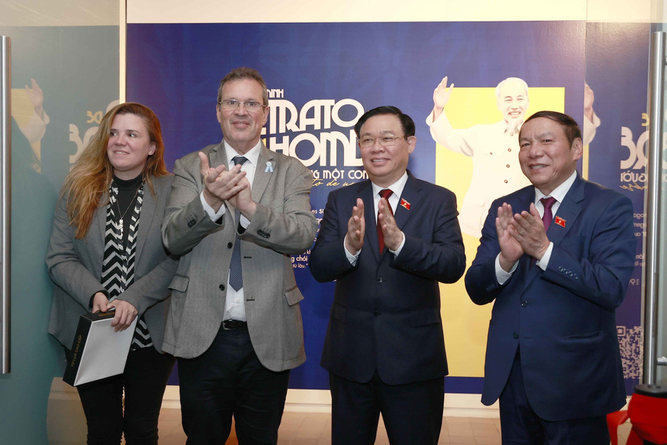 Tối 25/4 (giờ địa phương), tại Trung tâm Văn hóa Kirchner, Thủ đô Buenos Aires, Chủ tịch Quốc hội Vương Đình Huệ dự khai trương Triển lãm ảnh Hồ Chí Minh - Chân dung một con người và chương trình chính trị nghệ thuật kỷ niệm 50 năm quan hệ ngoại giao Việt Nam-Argentina. (Ảnh: Doãn Tấn/TTXVN)