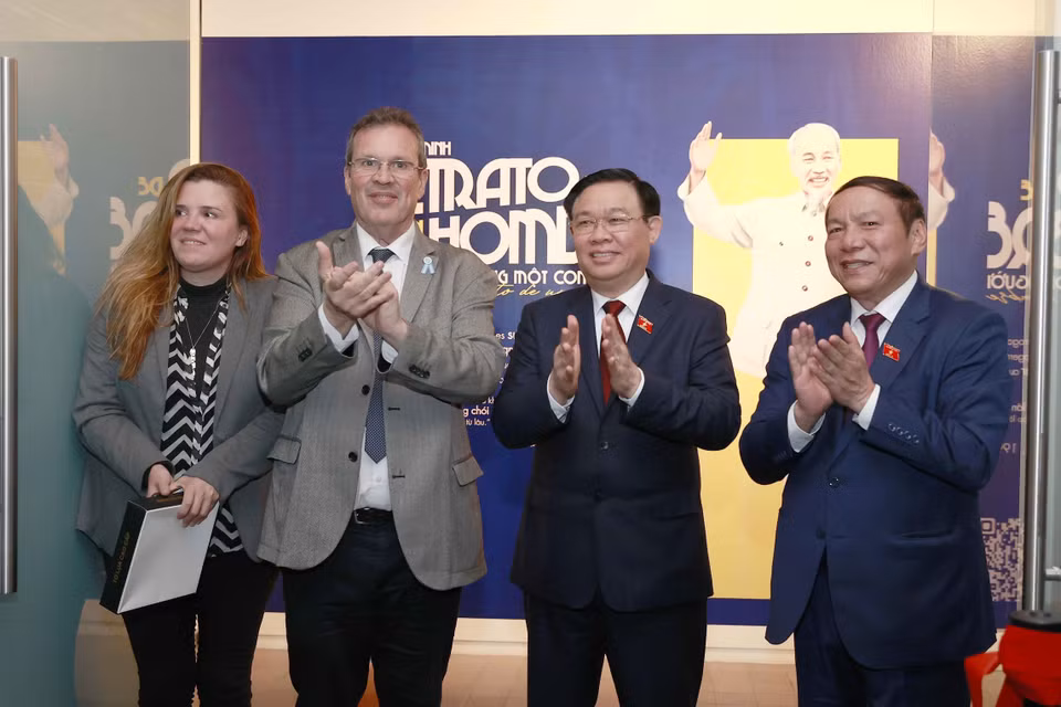 Tối 25/4 (giờ địa phương), tại Trung tâm Văn hóa Kirchner, Thủ đô Buenos Aires, Chủ tịch Quốc hội Vương Đình Huệ dự khai trương Triển lãm ảnh Hồ Chí Minh - Chân dung một con người và chương trình chính trị nghệ thuật kỷ niệm 50 năm quan hệ ngoại giao Việt Nam-Argentina. (Ảnh: Doãn Tấn/TTXVN)