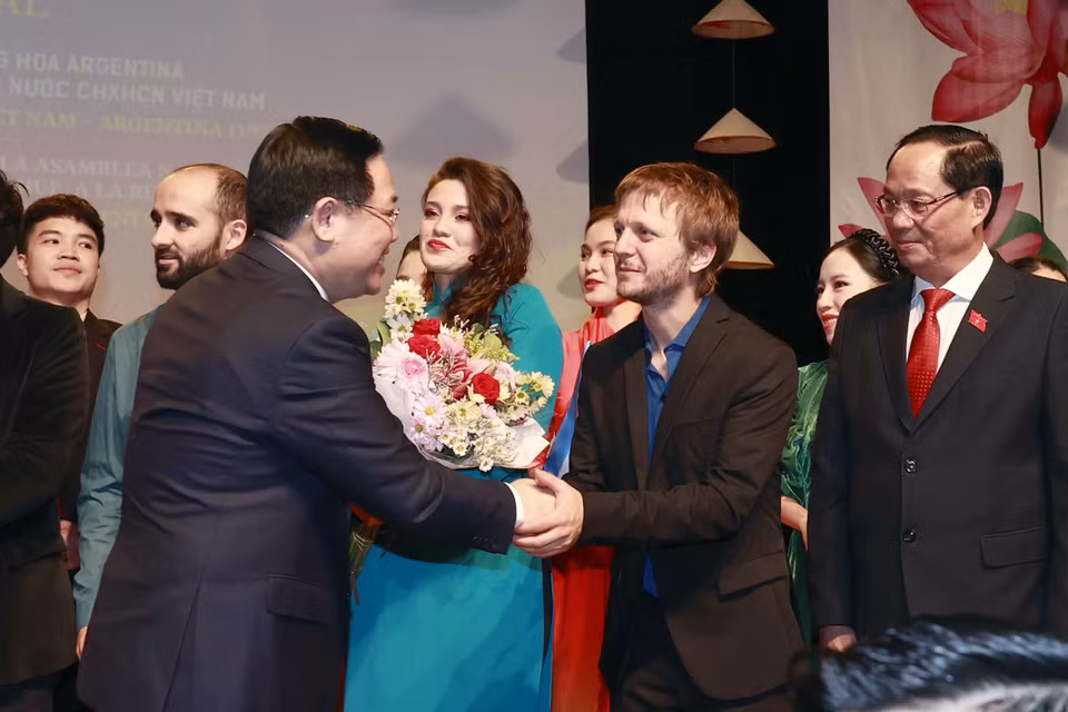 Chủ tịch Quốc hội Vương Đình Huệ với các nghệ sỹ tham gia biểu diễn tại chương trình chính trị nghệ thuật kỷ niệm 50 năm thiết lập quan hệ ngoại giao Việt Nam-Argentina.(Ảnh: Doãn Tấn/TTXVN)