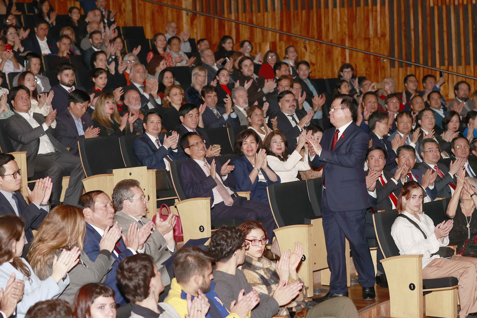 Chủ tịch Quốc hội Vương Đình Huệ và đại biểu dự Chương trình chính trị nghệ thuật kỷ niệm 50 năm thiết lập quan hệ ngoại giao Việt Nam-Argentina. (Ảnh: Doãn Tấn/TTXVN)