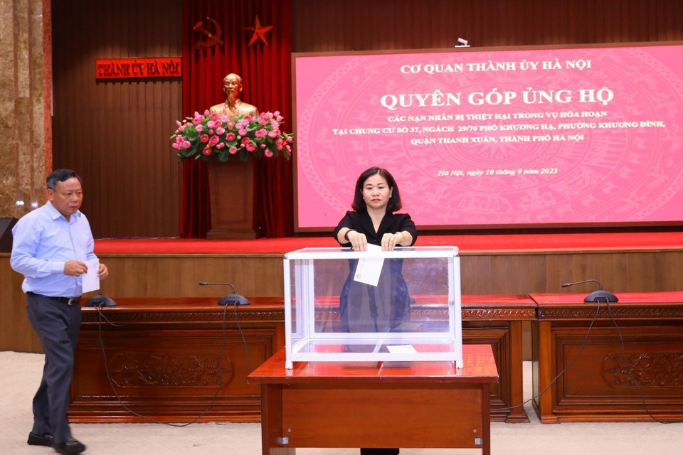 Phó Bí thư Thường trực Thành ủy Hà Nội Nguyễn Thị Tuyến quyên góp ủng hộ các nạn nhân bị thiệt hại trong vụ cháy chung cư mini tại quận Thanh Xuân. (Ảnh: Văn Điệp/TTXVN)