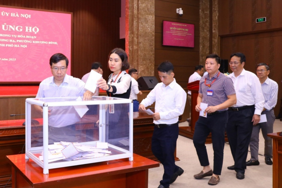 Cán bộ, công chức, viên chức và người lao động cơ quan Thành ủy Hà Nội quyên góp ủng hộ các nạn nhân trong vụ cháy chung cư mini tại quận Thanh Xuân. (Ảnh: Văn Điệp/TTXVN)