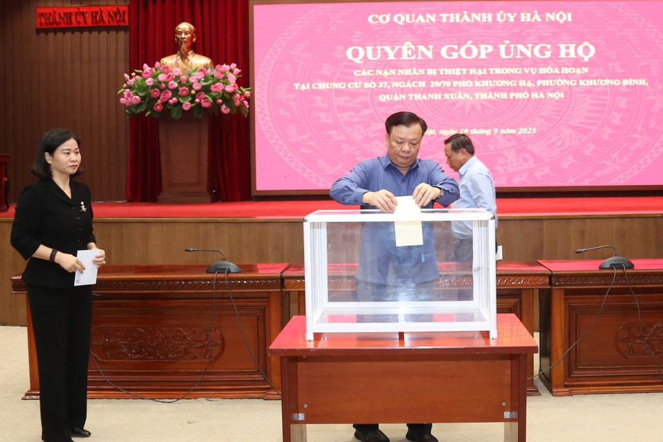 Bí thư Thành ủy Hà Nội Đinh Tiến Dũng quyên góp ủng hộ các nạn nhân trong vụ cháy chung cư mini tại quận Thanh Xuân. (Ảnh: Văn Điệp/TTXVN)