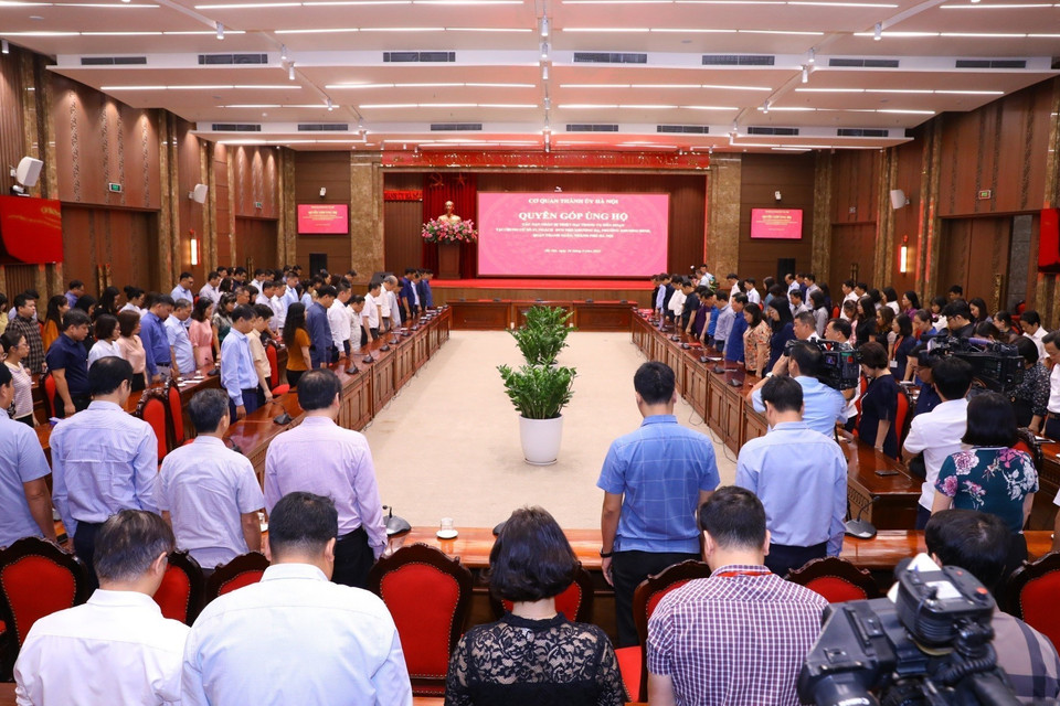 Lãnh đạo, cán bộ thành ủy, Ủy ban Nhân dân thành phố Hà Nội dành 1 phút mặc niệm các nạn nhân đã tử vong trong vụ cháy chung cư mini tại phố Khương Hạ (Thanh Xuân, Hà Nội). (Ảnh: Văn Điệp/TTXVN)