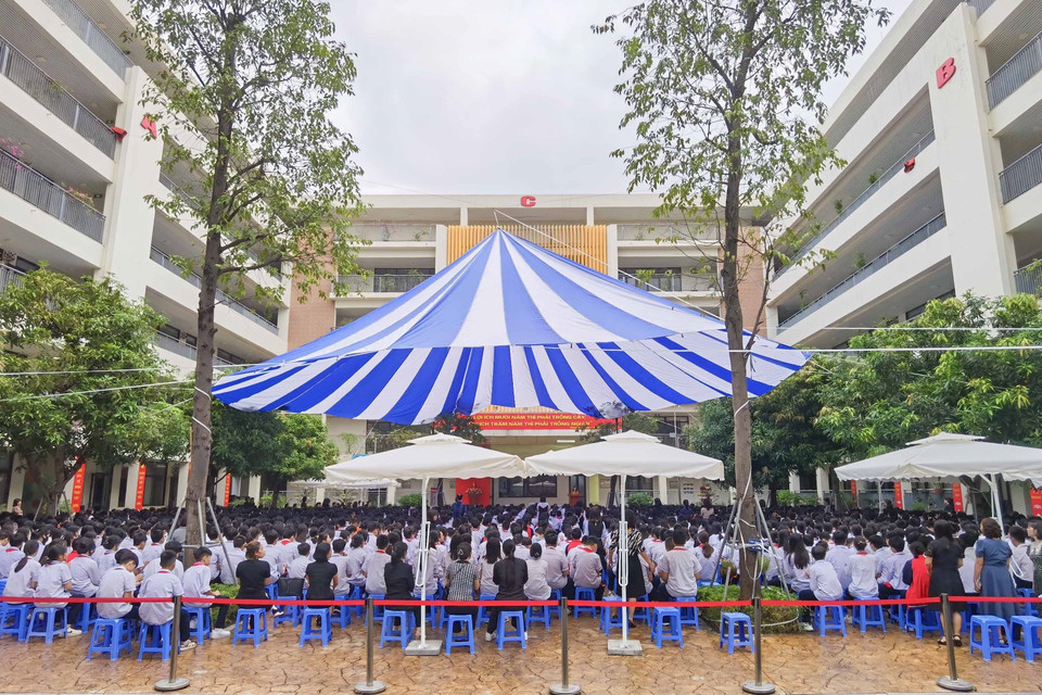 Giờ chào cờ đầu tuần của Trường Trung học Cơ sở Khương Đình khác hẳn với mọi tuần, khi hôm nay, cô trò cùng tổ chức lễ tưởng niệm các nạn nhân đã tử vong trong vụ cháy chung cư mini tại phố Khương Hạ (Thanh Xuân, Hà Nội). (Ảnh: Thanh Tùng/TTXVN)