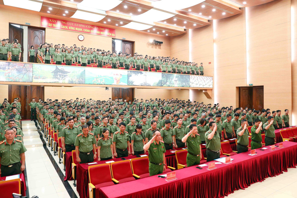 Cán bộ, chiến sỹ Công an thành phố Hà Nội tưởng niệm các nạn nhân đã tử vong trong vụ cháy chung cư mini tại phố Khương Hạ (Thanh Xuân, Hà Nội). (Ảnh: Phạm Kiên/TTXVN)