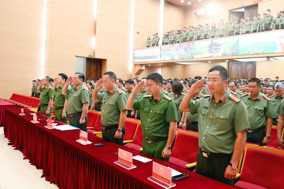 Cán bộ, chiến sỹ Công an thành phố Hà Nội tưởng niệm các nạn nhân đã tử vong trong vụ cháy chung cư mini tại phố Khương Hạ (Thanh Xuân, Hà Nội). (Ảnh: Phạm Kiên/TTXVN)
