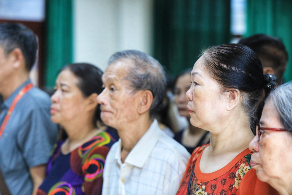 Cư dân tổ dân phố số 6, phường Khương Đình, quận Thanh Xuân tưởng niệm các nạn nhân trong vụ hỏa hoạn. (Ảnh: Tuấn Anh/TTXVN)