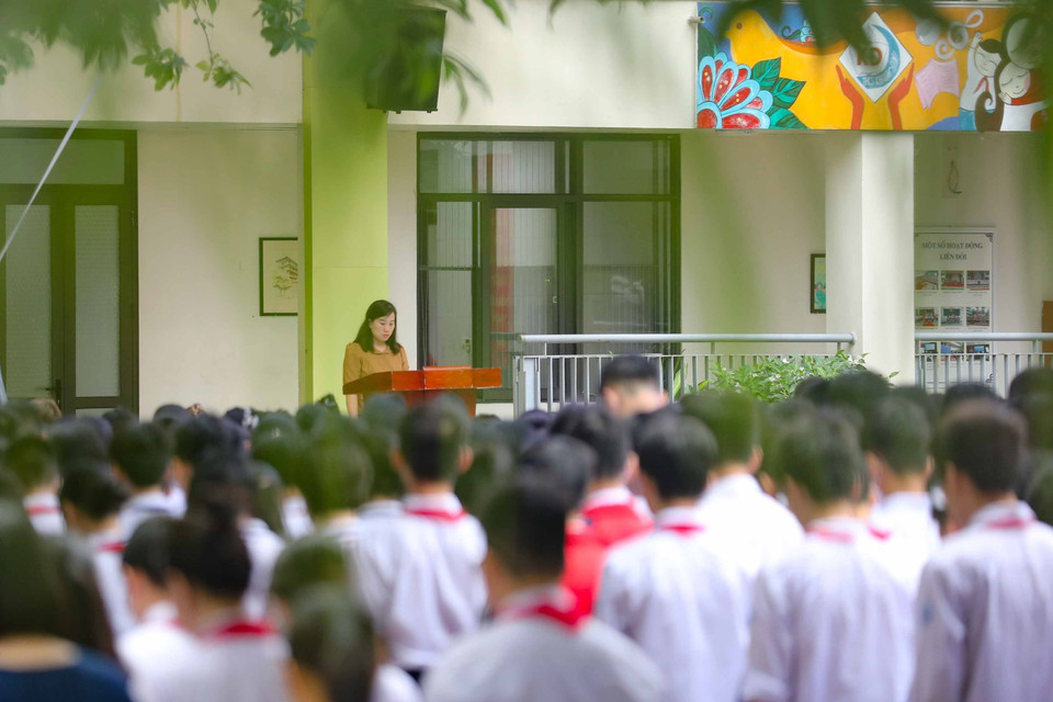 Giáo viên, học sinh Trường Trung học Cơ sở Khương Đình dành 1 phút tưởng niệm các nạn nhân đã tử vong trong vụ cháy chung cư mini tại phố Khương Hạ (Thanh Xuân, Hà Nội). (Ảnh: Thanh Tùng/TTXVN)