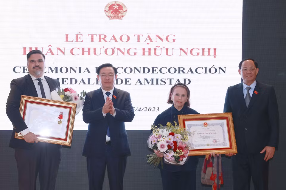 Chủ tịch Quốc hội Vương Đình Huệ trao tặng Huân chương Hữu nghị cho Viện văn hóa Argentina-Việt Nam và Chủ tịch ICAV Poldi María Sosa. (Ảnh: Doãn Tấn/TTXVN)