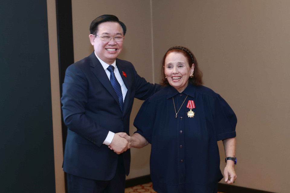 Chủ tịch Quốc hội Vương Đình Huệ và Chủ tịch Viện văn hóa Argentina-Việt Nam Poldi María Sosa. (Ảnh: Doãn Tấn/TTXVN)