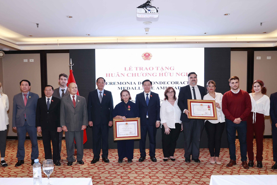 Chủ tịch Quốc hội Vương Đình Huệ với lãnh đạo Viện văn hóa Argentina-Việt Nam, Chủ tịch ICAV Poldi María Sosan cùng các đại biểu tham dự buổi lễ. (Ảnh: Doãn Tấn/TTXVN)