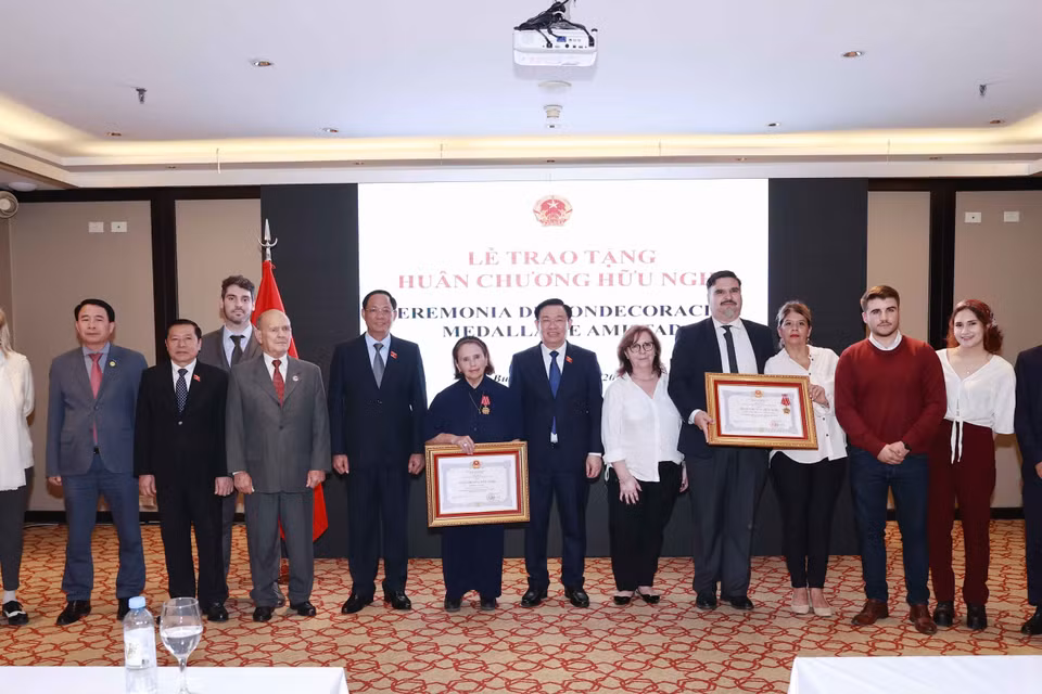 Chủ tịch Quốc hội Vương Đình Huệ với lãnh đạo Viện văn hóa Argentina-Việt Nam, Chủ tịch ICAV Poldi María Sosan cùng các đại biểu tham dự buổi lễ. (Ảnh: Doãn Tấn/TTXVN)