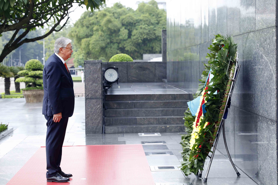 Tổng thống Cộng hòa Kazakhstan Kassym-Jomart Tokayev đặt vòng hoa tại Lăng Chủ tịch Hồ Chí Minh. (Ảnh: An Đăng/TTXVN)