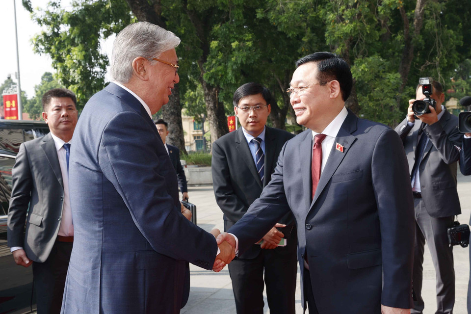 Chủ tịch Quốc hội Vương Đình Huệ đón Tổng thống Cộng hòa Kazakhstan Kassym-Jomart Tokayev. (Ảnh: Doãn Tấn/TTXVN)