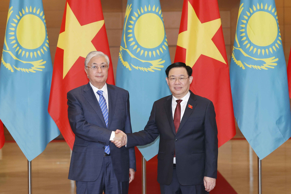 Chủ tịch Quốc hội Vương Đình Huệ bắt tay Tổng thống Cộng hòa Kazakhstan Kassym-Jomart Tokayev. (Ảnh: Doãn Tấn/TTXVN)