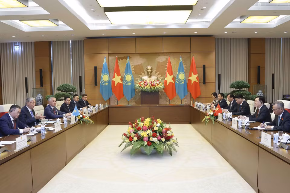 Quang cảnh buổi hội kiến giữa Chủ tịch Quốc hội Vương Đình Huệ và Tổng thống Cộng hòa Kazakhstan Kassym-Jomart Tokayev. (Ảnh: Doãn Tấn/TTXVN)