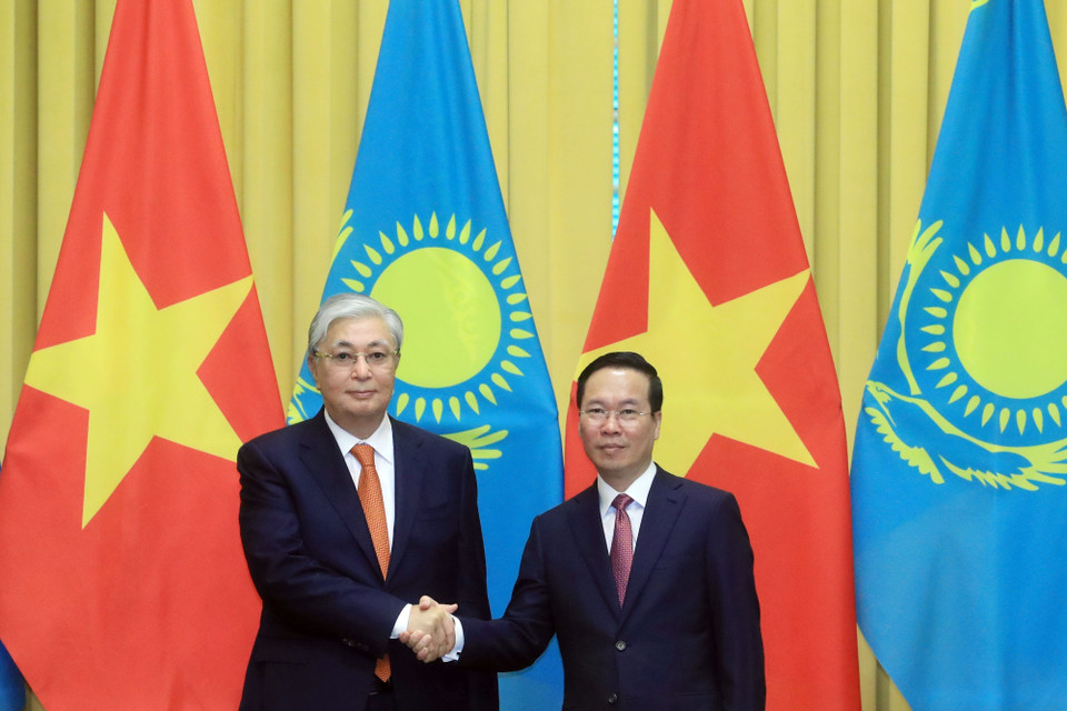 Chủ tịch nước Võ Văn Thưởng và Tổng thống Kazakhstan Kassym-Jomart Tokayev tại lễ đón. (Ảnh: Thống Nhất/TTXVN)