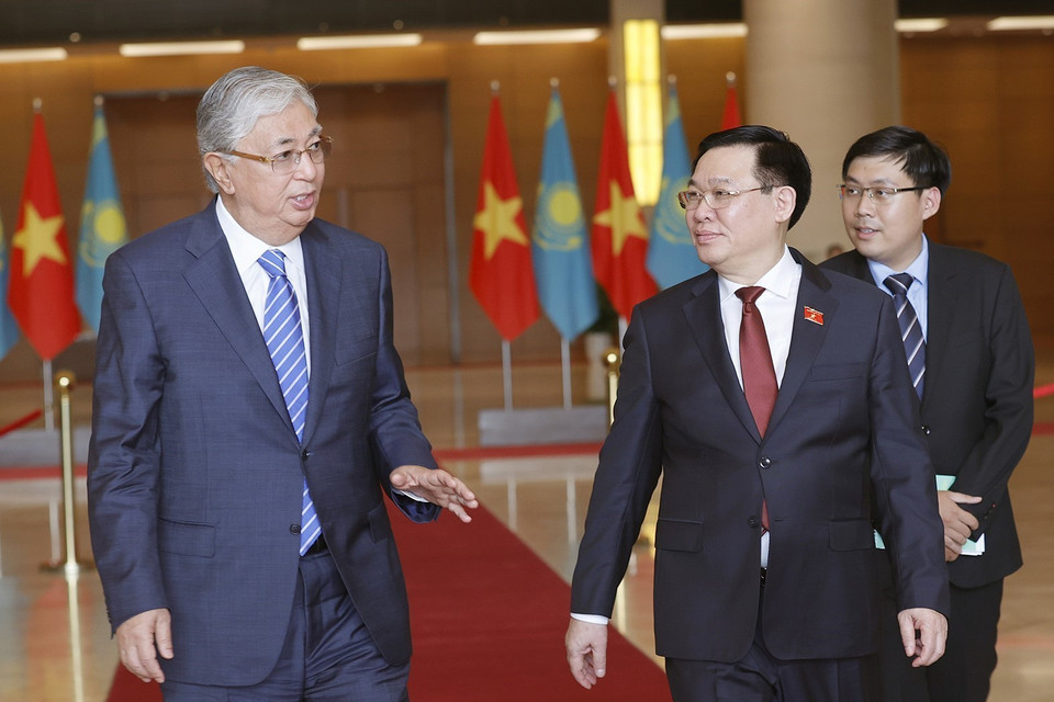Chủ tịch Quốc hội Vương Đình Huệ và Tổng thống Cộng hòa Kazakhstan Kassym-Jomart Tokayev. (Ảnh: Doãn Tấn/TTXVN)