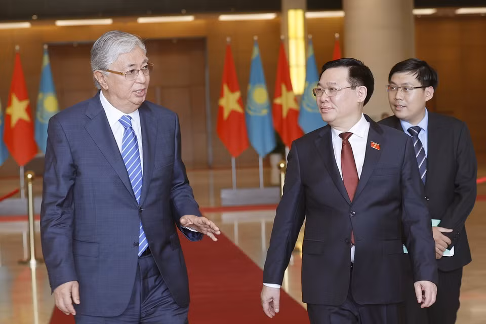 Chủ tịch Quốc hội Vương Đình Huệ và Tổng thống Cộng hòa Kazakhstan Kassym-Jomart Tokayev. (Ảnh: Doãn Tấn/TTXVN)