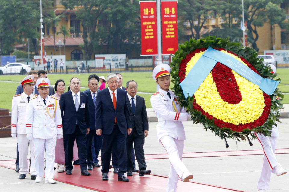 Sáng cùng ngày, Tổng thống Cộng hòa Kazakhstan Kassym-Jomart Tokayev đến đặt vòng hoa và vào Lăng viếng Chủ tịch Hồ Chí Minh. (Ảnh: An Đăng/TTXVN)