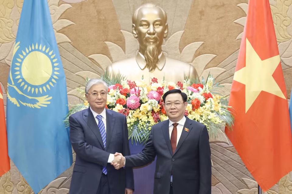 Hình ảnh Chủ tịch Quốc hội Vương Đình Huệ và Tổng thống Cộng hòa Kazakhstan Kassym-Jomart Tokayev. (Ảnh: Doãn Tấn/TTXVN)