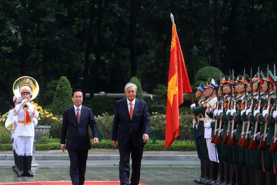 Chủ tịch nước Võ Văn Thưởng và Tổng thống Kazakhstan Kassym-Jomart Tokayev duyệt Đội danh dự Quân đội Nhân dân Việt Nam. (Ảnh: Thống Nhất/TTXVN)