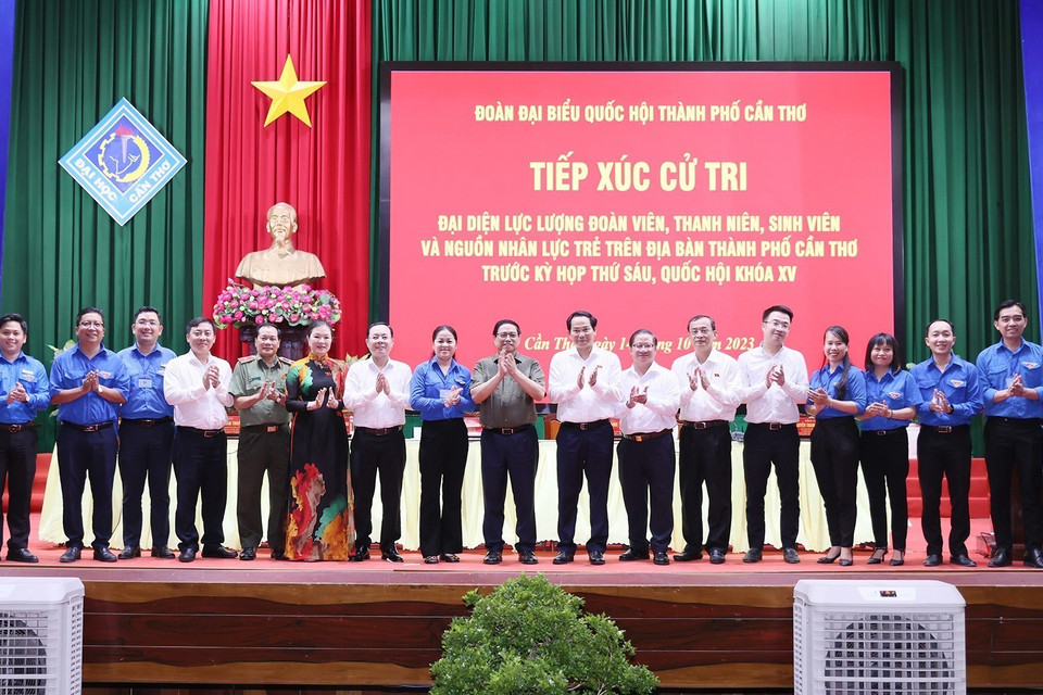 Thủ tướng Phạm Minh Chính với cử tri thành phố Cần Thơ. (Ảnh: Dương Giang/TTXVN)