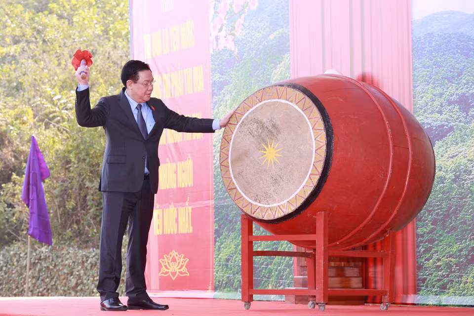 Sáng 30/1, Chủ tịch Quốc hội Vương Đình Huệ dự lễ phát động thi đua và Tết trồng cây đời đời nhớ ơn Bác Hồ Xuân Quý Mão năm 2023 tại xã Chân Sơn, huyện Yên Sơn, tỉnh Tuyên Quang. (Ảnh: Doãn Tấn/TTXVN)