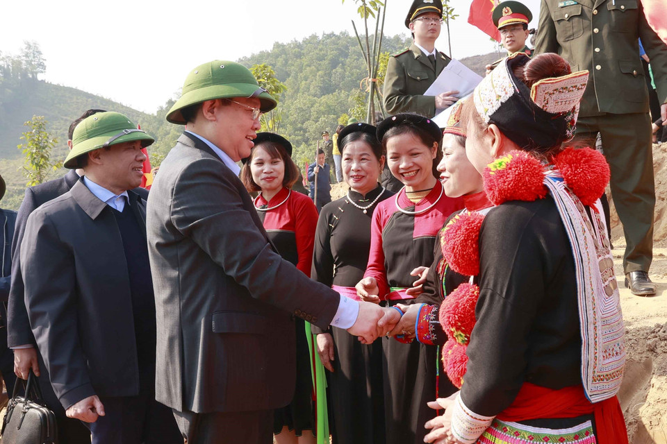 Chủ tịch Quốc hội Vương Đình Huệ với đồng bào dân tộc tỉnh Tuyên Quang. (Ảnh: Doãn Tấn/TTXVN)