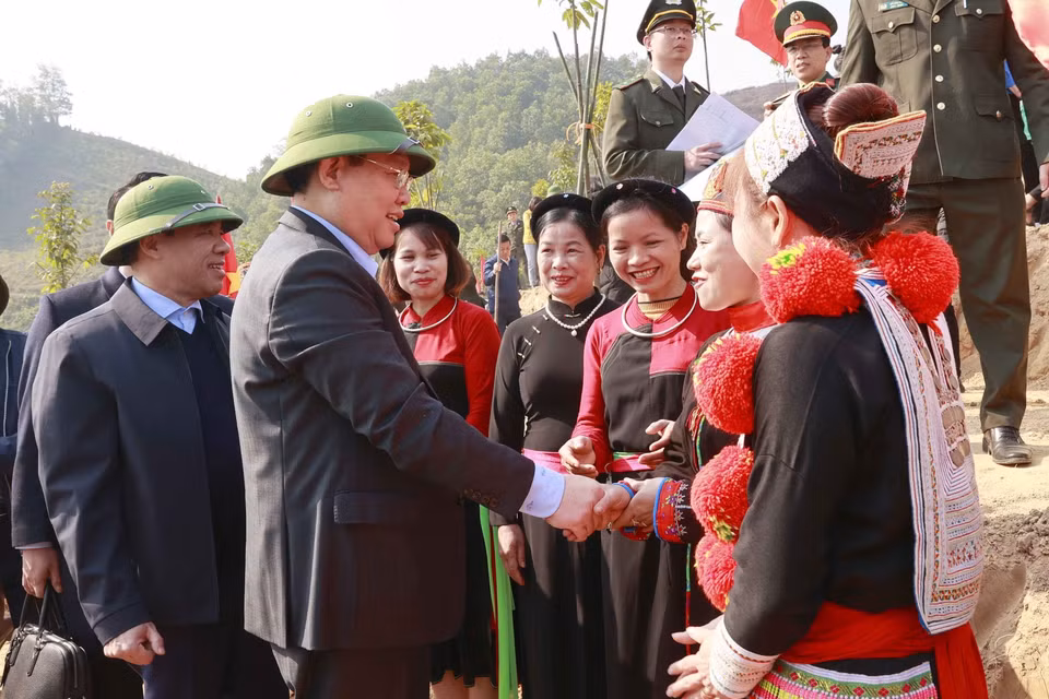 Chủ tịch Quốc hội Vương Đình Huệ với đồng bào dân tộc tỉnh Tuyên Quang. (Ảnh: Doãn Tấn/TTXVN)