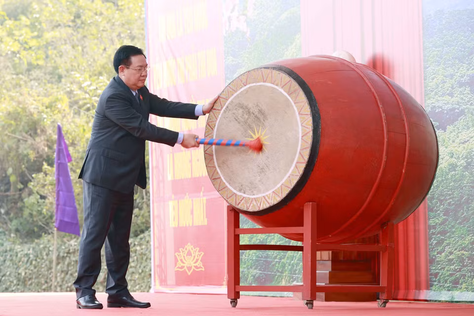 Chủ tịch Quốc hội Vương Đình Huệ đánh trống phát động thi đua và Tết trồng cây. (Ảnh: Doãn Tấn/TTXVN)