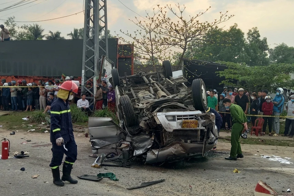 Theo thông tin từ Ủy ban An toàn giao thông quốc gia, khoảng 4h ngày 14/2, tại ngã tư giao nhau cùng mức giữa đường ĐT619 và đường dẫn xuống cảng Tam Hiệp thuộc Tam Hiệp, Núi Thành, Quảng Nam, xảy ra vụ tai nạn giao thông đặc biệt nghiêm trọng giữa xe ôtô khách và xe đầu kéo. (Ảnh: Trịnh Bang Nhiệm/TTXVN)