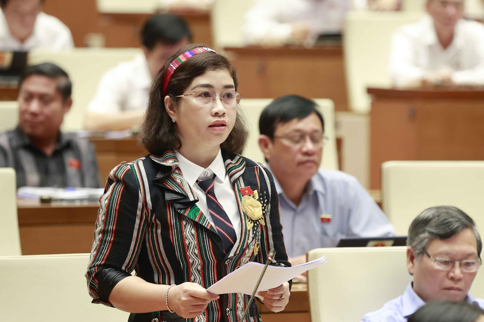 Đại biểu Quốc hội tỉnh Đắk Nông Phạm Thị Kiều phát biểu ý kiến. (Ảnh: Doãn Tấn/TTXVN)